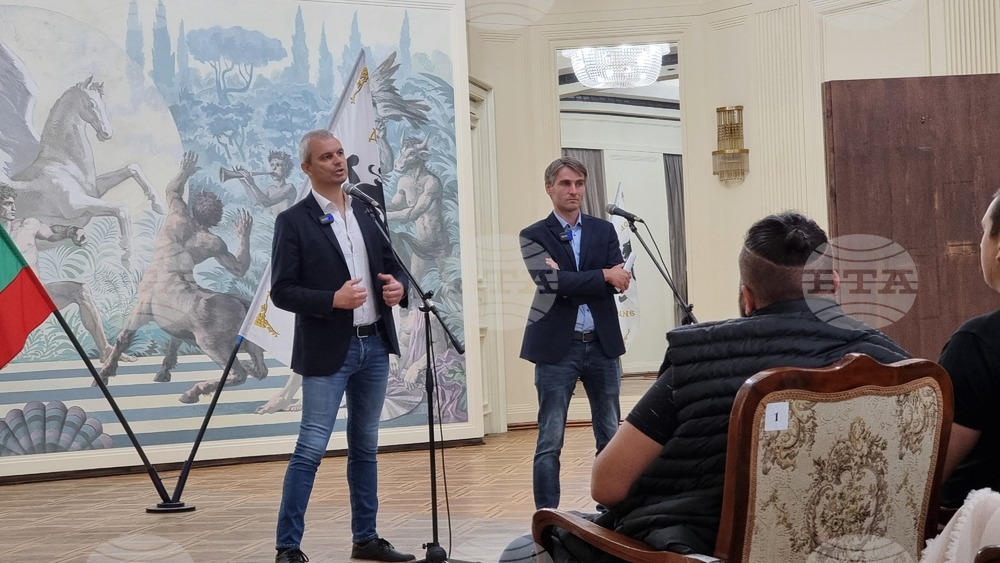 Лидерът на партия "Възраждане" Костадин Костадинов подкрепи кандидата за кмет на Добрич Георги Джендов