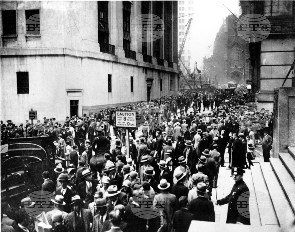 Големият срив на Нюйоркската фондова борса започва на 24 октомври 1929 г. и продължава няколко дни, но възстановяването на борсата отнема години