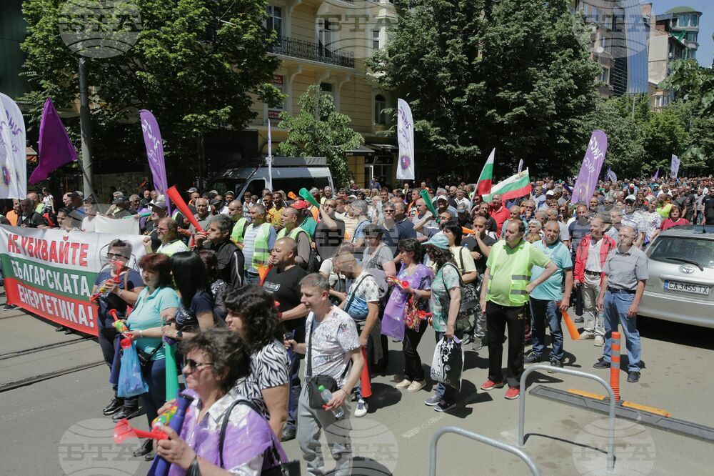 Работници от "ТЕЦ Марица 3"-Димитровград протестират пред Министерството на околната среда и водите