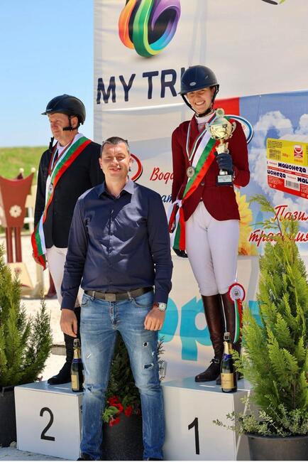 Заместник-министър Стефан Бурджев връчи купата на победителката от Държавното първенство по прескачане на препятствия, в клас "Тежък", към Българска Федерация по Конен Спорт