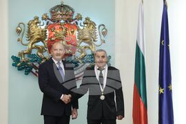 Румен Радев - държавни отличия - Богдан Николов 