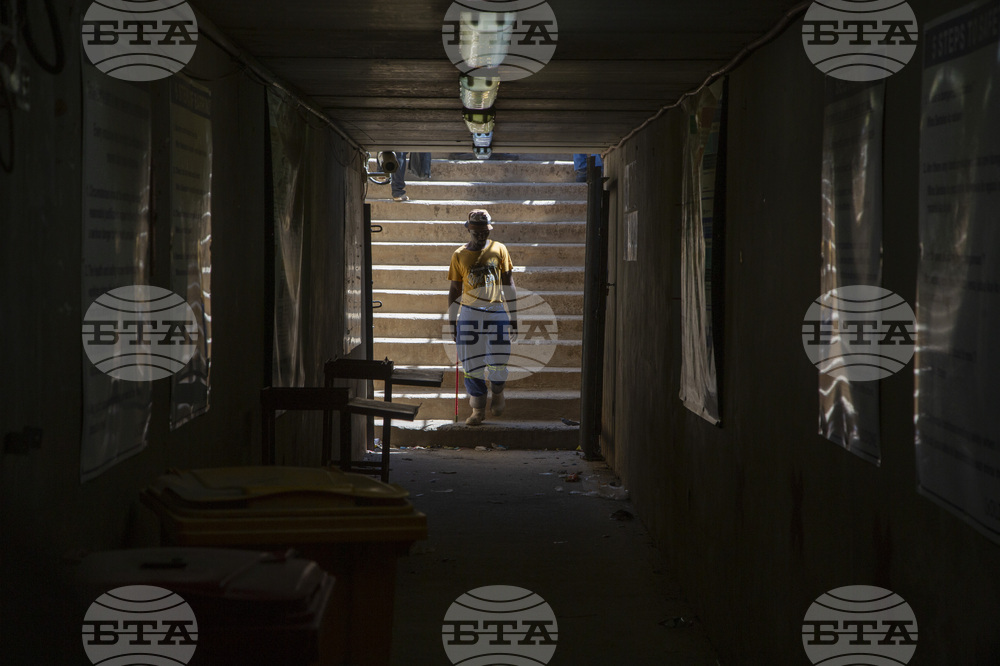 Една от най-големите мини за добив на злато и мед в Индонезия спря работа заради срутване, блокирало седем работници под земята