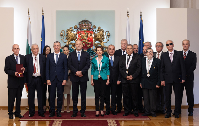 Държавният глава Румен Радев удостои с държавни отличия изтъкнати българи 