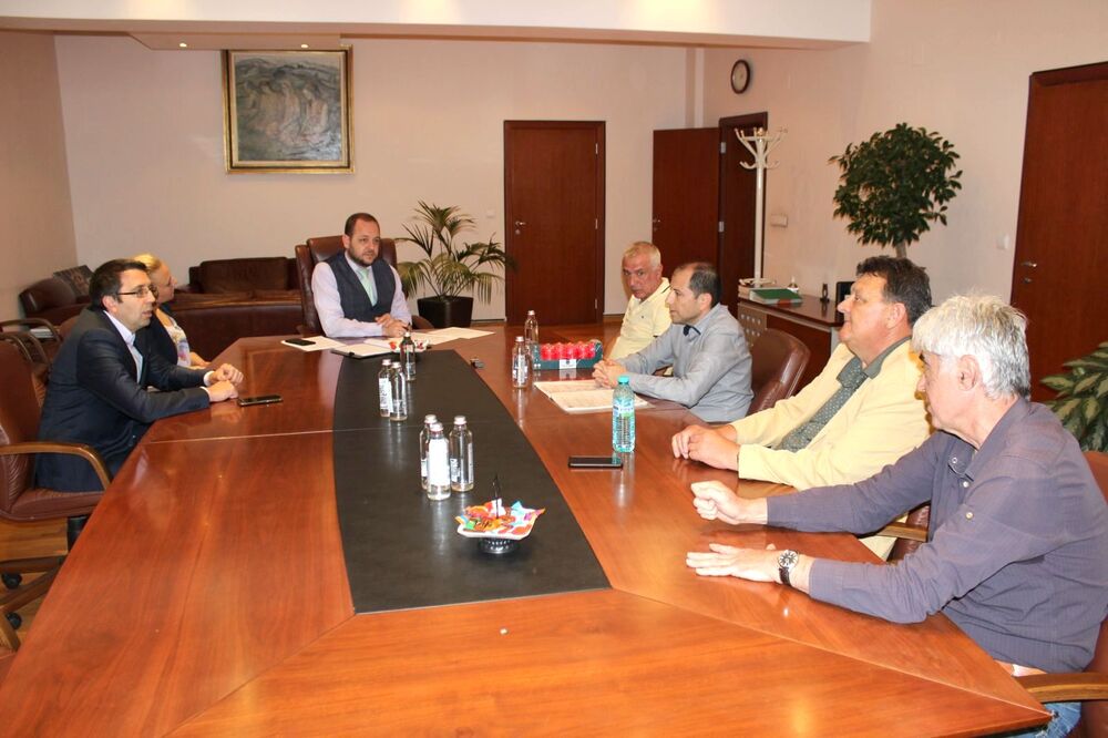 Министър Борислав Сандов разговаря с представители на протестиращите от „ТЕЦ Марица 3“