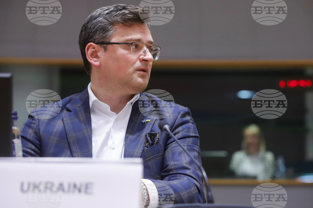 Кулеба и Чавушоглу са обсъдили по телефона вариантите за износ на украинско зърно