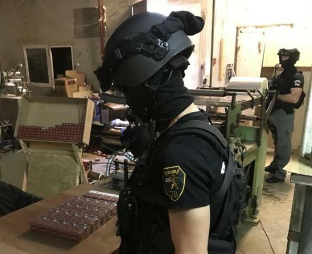 Разкрита е фабрика за нелегално производство на цигари