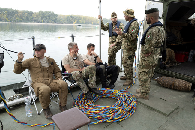 Международно учение на военни водолази за обезвреждане на невзривени боеприпаси се проведе в Унгария