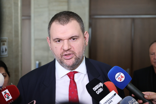 Делян Пеевски, съпредседател на ПГ на ДПС: “Лукойл” да си платят задълженията и да изпълняват закона, искаме свръхпечалбата да се превърне в по-евтини горива за българските граждани и бизнес