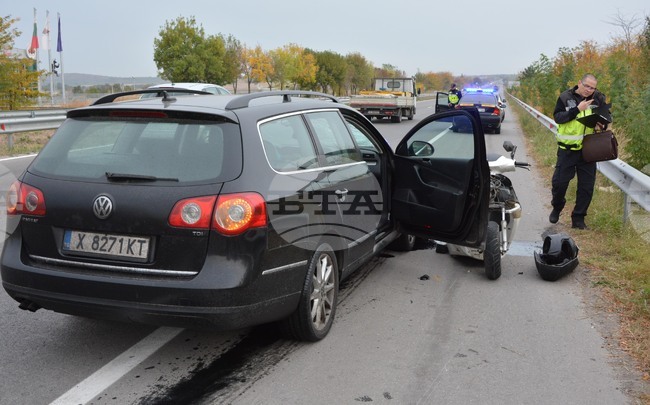 Общо четирима пешеходци, сред които 16-годишна бременна, пострадаха при катастрофа в Димитровград
