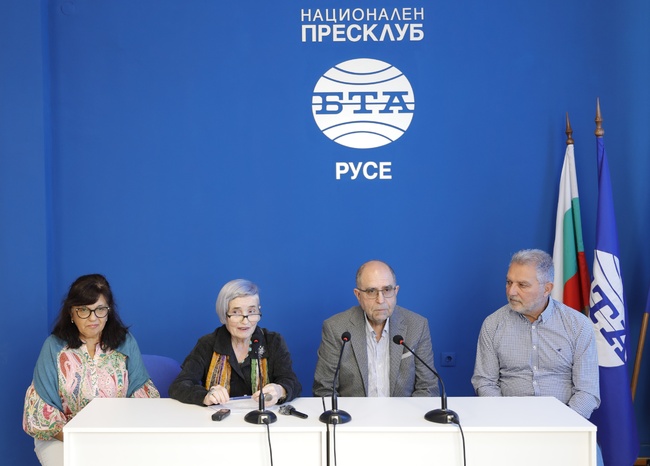 Група съмишленици изграждат Паметен знак на убитите без съд и присъда след 9 септември 1944 г. в Бальов дол, Русенско