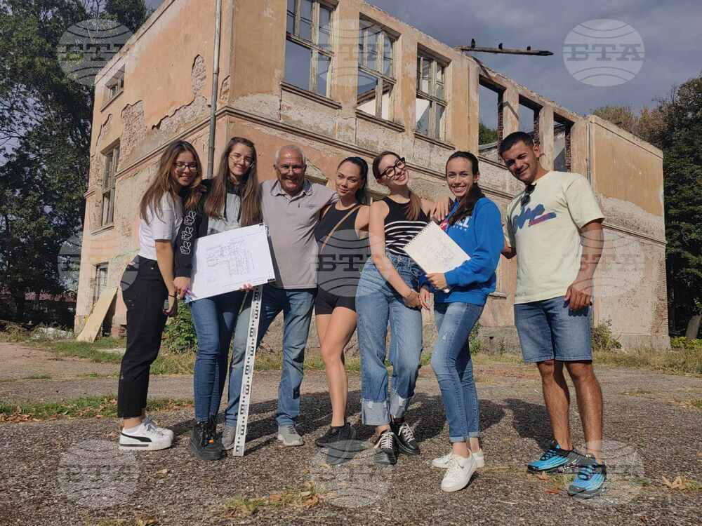 Трета и последна реставрационна акция за годината предстои в сградата на бъдещия Институт по екологично строителство в Долни Раковец