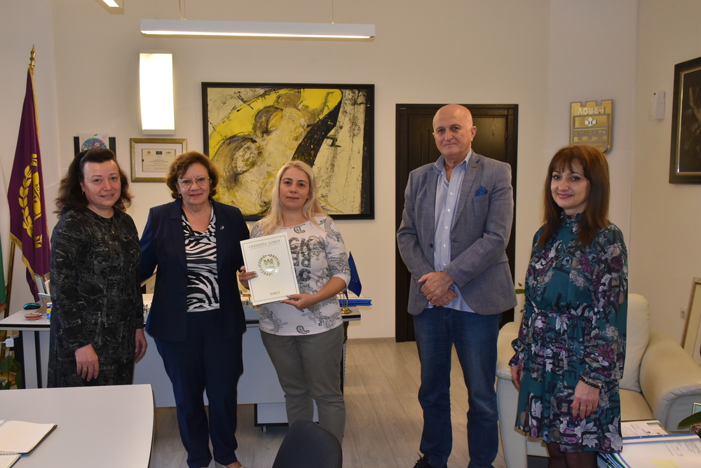 Община Ловеч: Кметът на Ловеч връчи благодарствен адрес на медицинска сестра, спасила дете