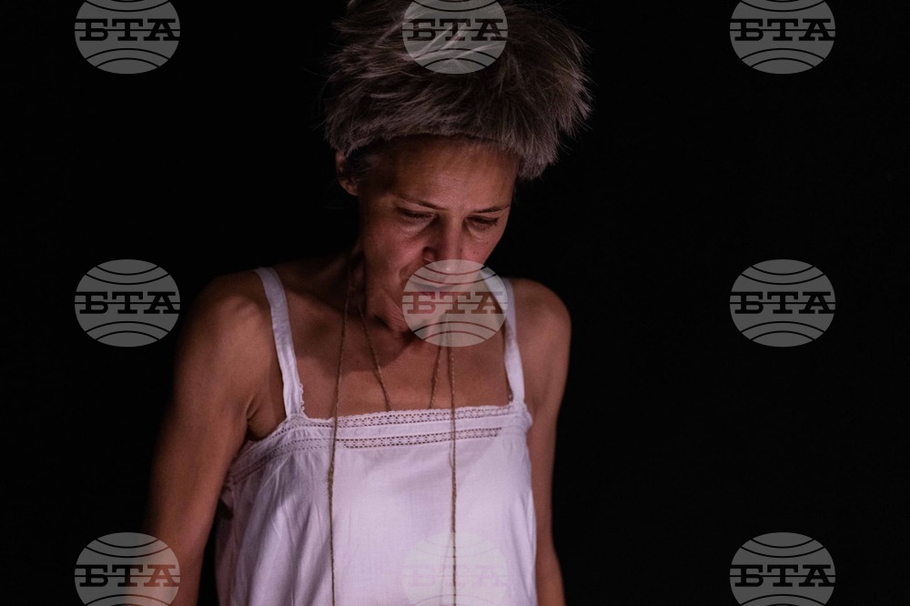 Авторският спектакъл на актрисата Албена Ставрева - "Неведение", гостува на сливенска сцена