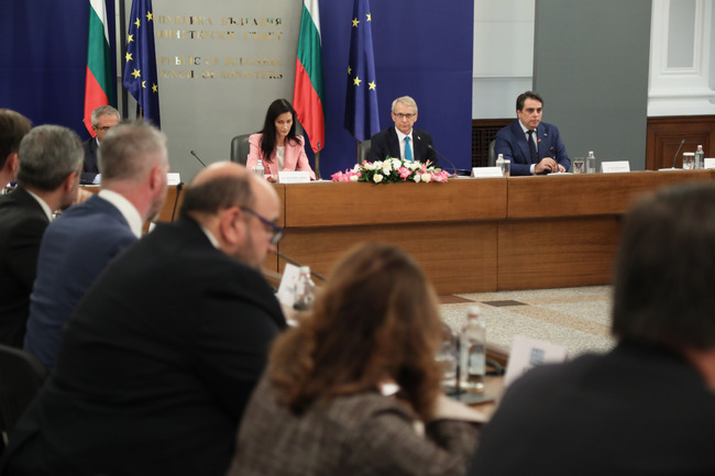 Кабинетът към посланиците от ЕС: Таксата за руския газ засяга само „Газпром“