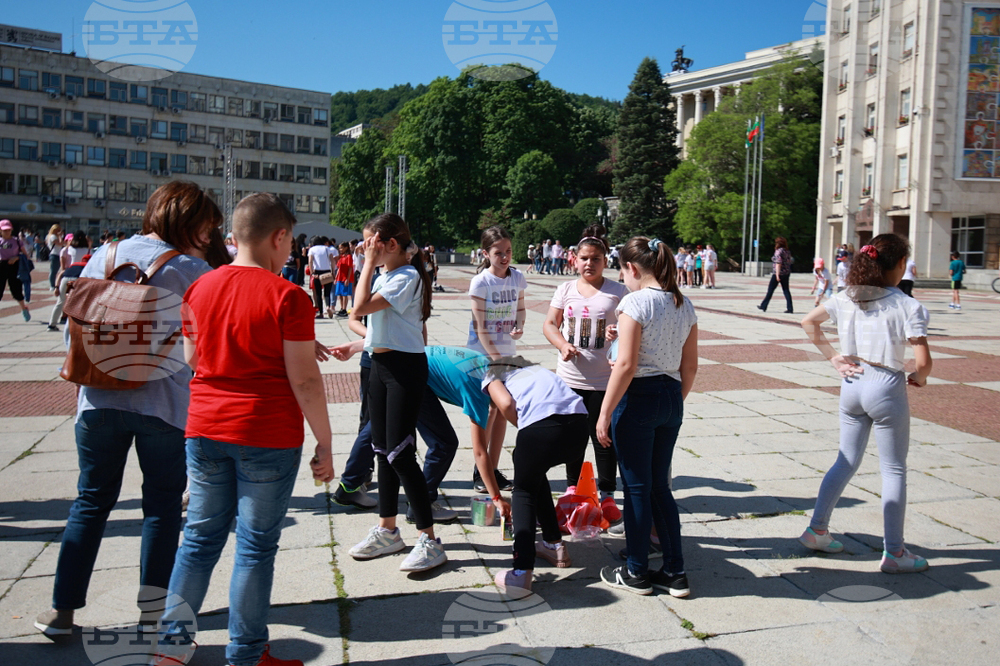 Габрово - празник на града - деца рисуват на площад "Възраждане"