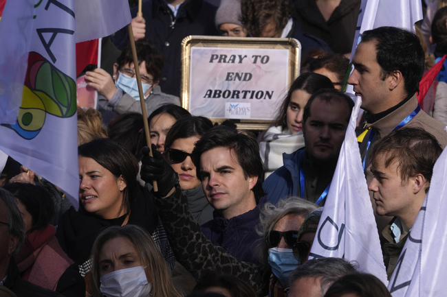 Испанският конституционен съд остави в сила закон, позволяващ на жените да направят аборт през първите 14 дни от бременността си