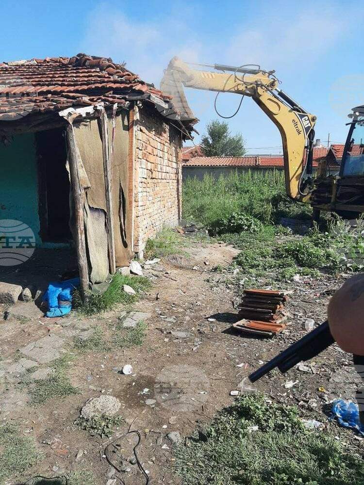 В Стралджа започна събаряне на незаконни къщи в ромската махала