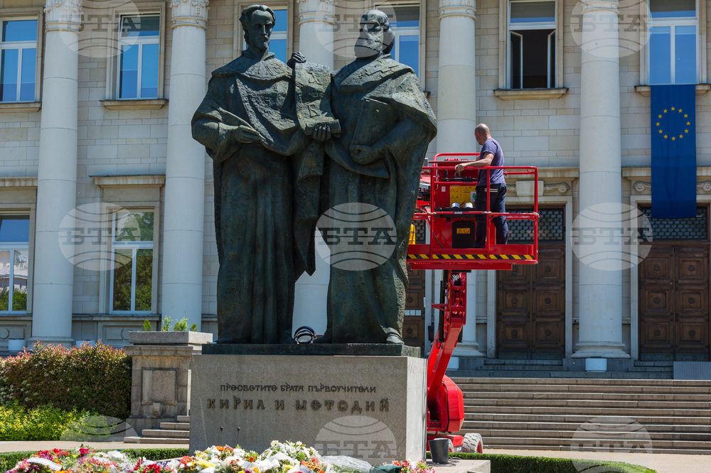 Екип от реставратори почисти и защити паметника на Кирил и Методий в София