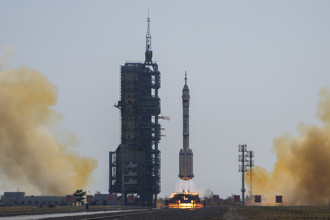 Останките от ракетата на китайската пилотирана мисия са паднали край Австралия