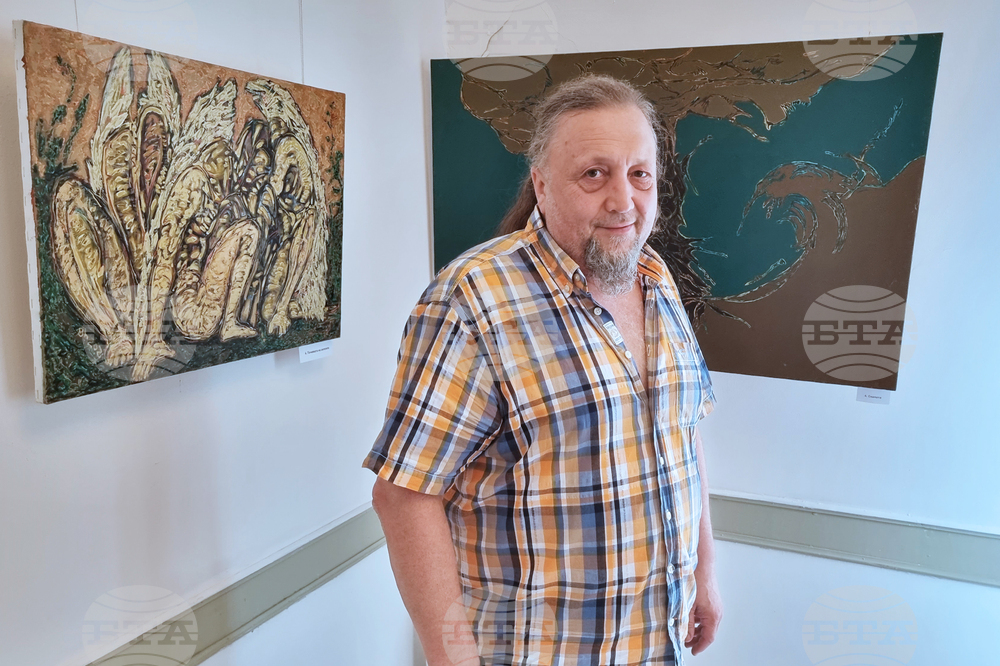 Изложба в Хасково представя живопис и плакати на баща и син