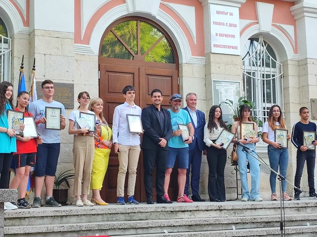 Министър Василев награди 10 талантливи деца на Плевен при старта на кампанията “10 причини младите да останат в България”