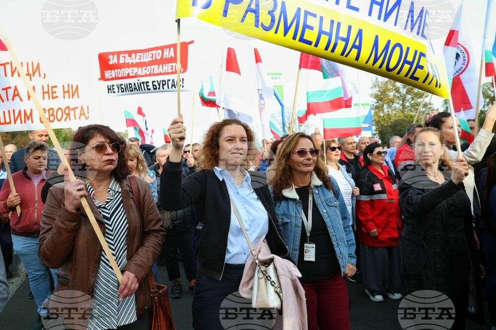 Бургас - нефтохимици от "Лукойл" - протест