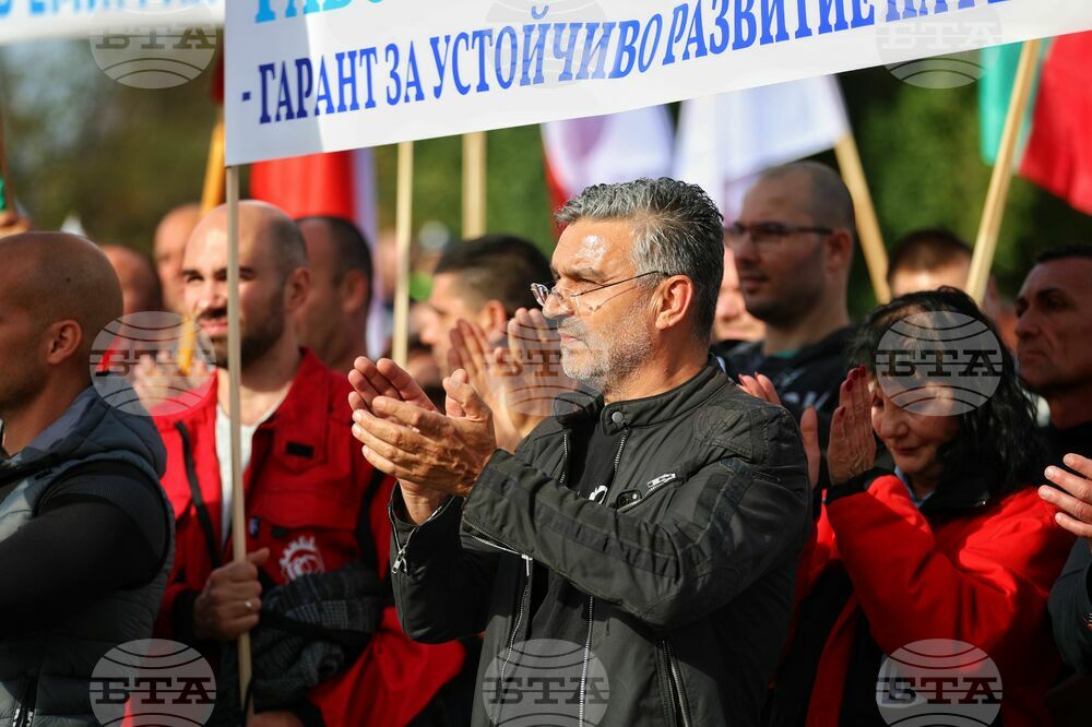 Бургас - нефтохимици от "Лукойл" - протест