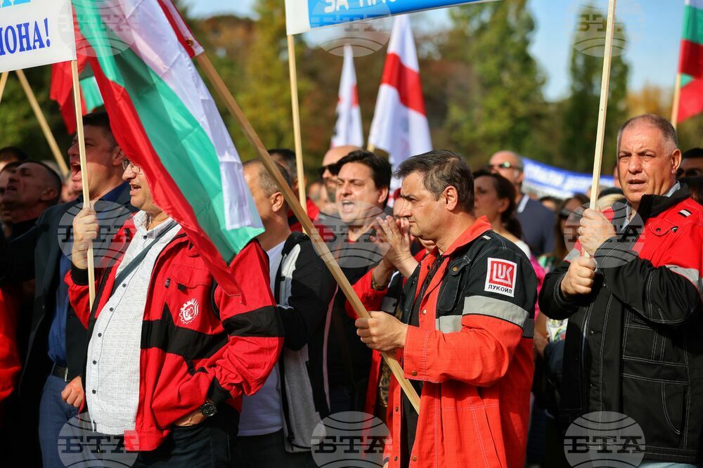 Бургас - нефтохимици от "Лукойл" - протест