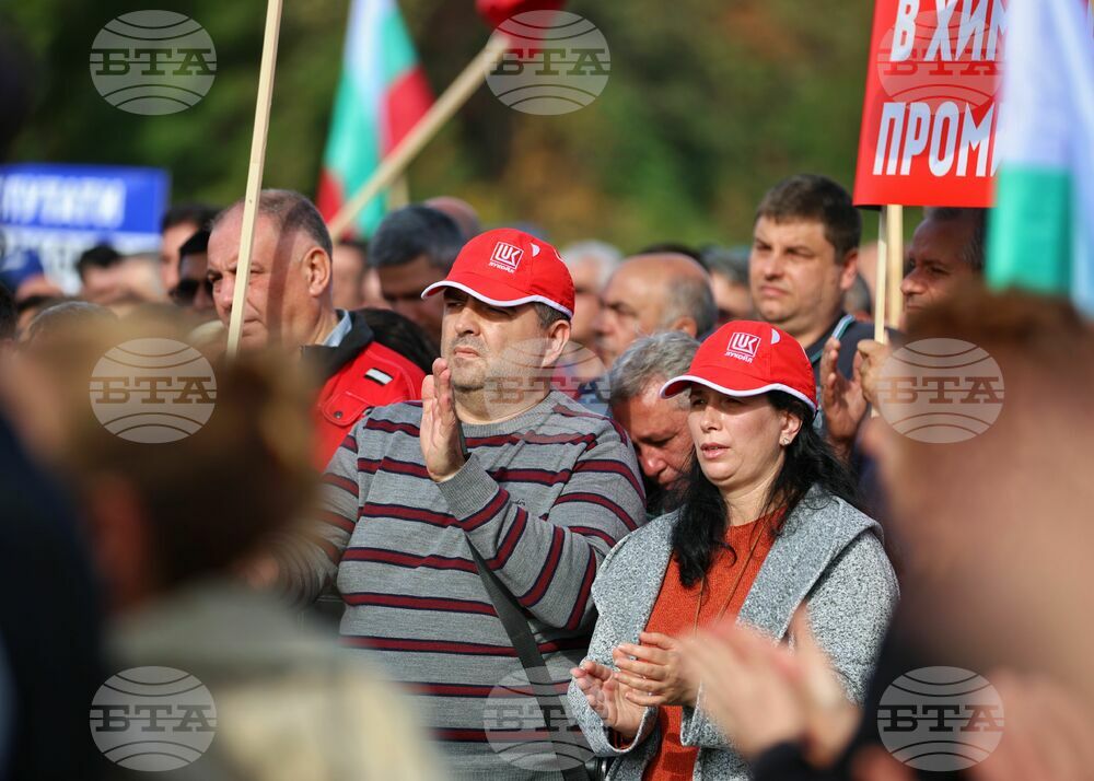 Бургас - нефтохимици от "Лукойл" - протест