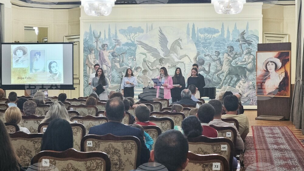 Ученици представиха литературна вечер, посветена на 135 години от рождението на Дора Габе
