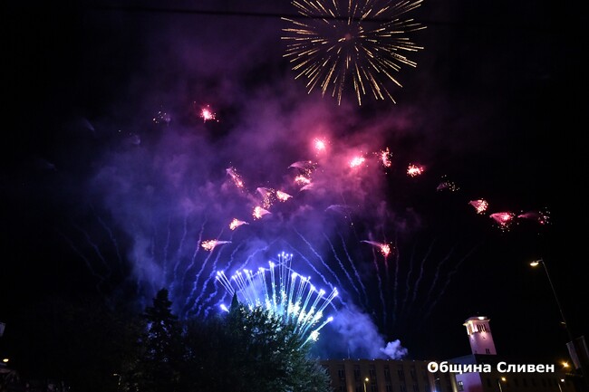 Община Сливен: Артисти рисуваха огнени картини, звезди на естрадата пяха за Сливен