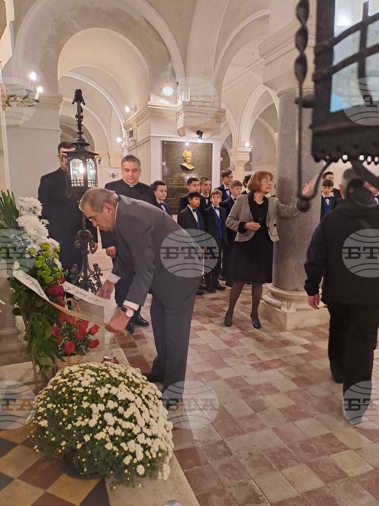 Bulgarian Delegation Lay Wreaths at Bishop Strossmeyer Grave in Croatia