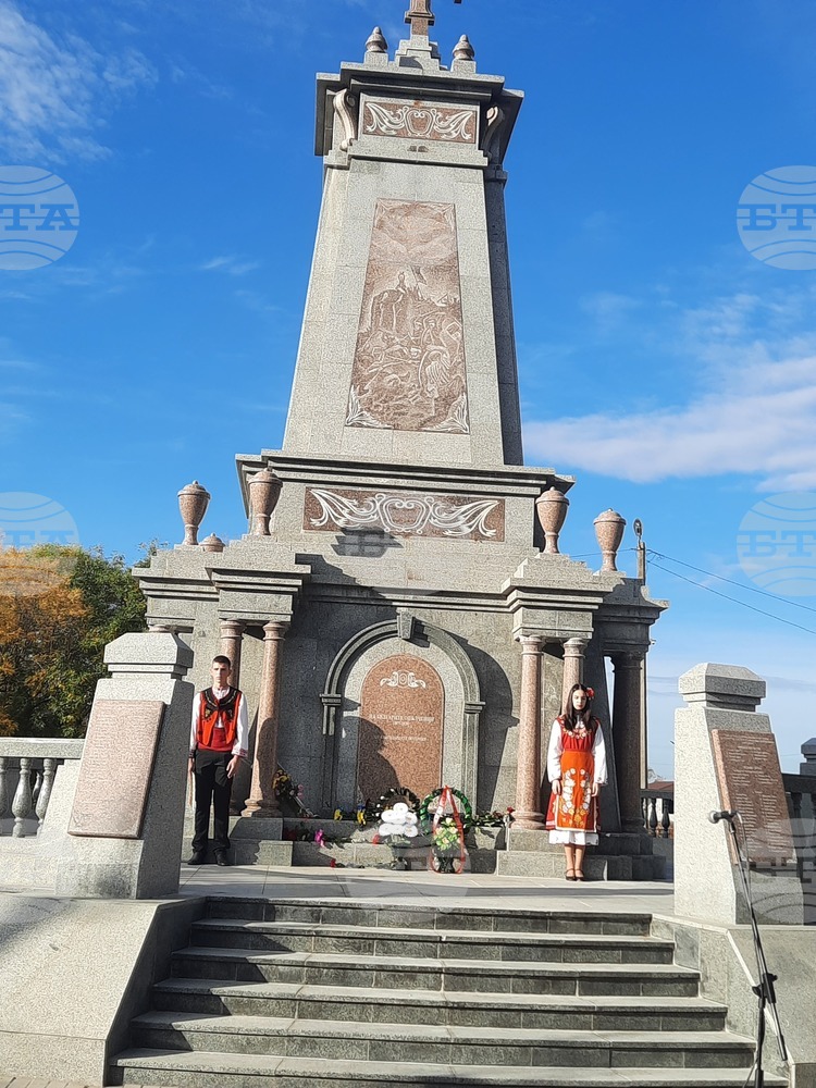 С полагане на цветя пред мемориала на българските опълченци в Болград отбелязаха Деня на бесарабските българи