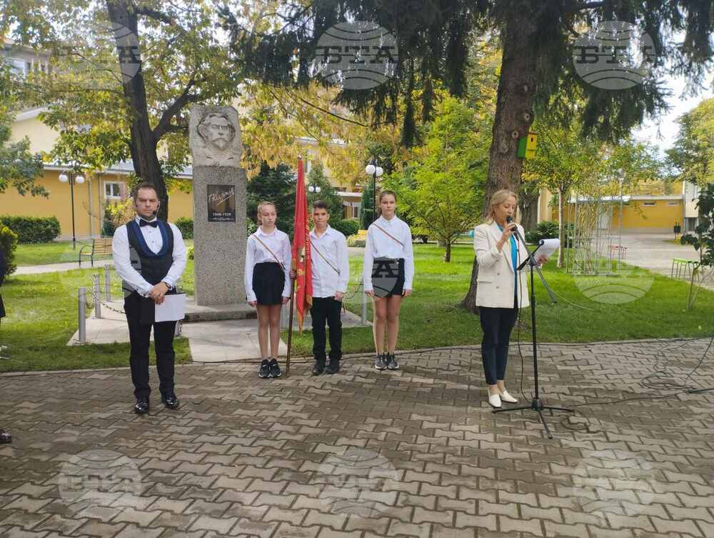 С тържествена програма казанлъшкото Основно училище "Георги Кирков" отбеляза своя патронен празник и Деня на народните будители