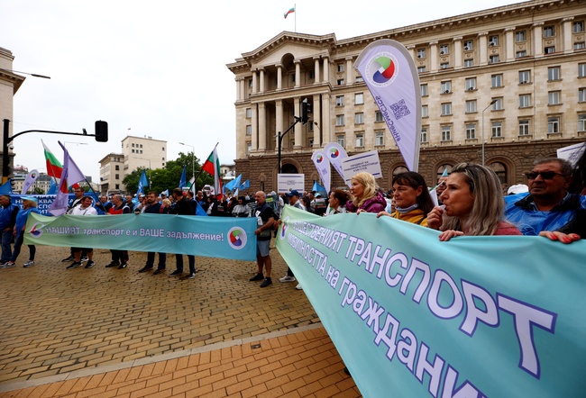 Служители в градския транспорт, превозвачи и таксиметрови шофьори излязоха на протест в София