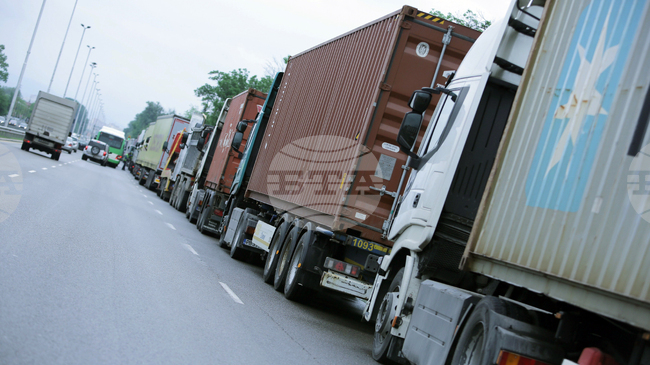 Шофьори на камиони от Западните Балкани блокират граничното преминаване на товарни превозни средства заради правила за влизане в ЕС