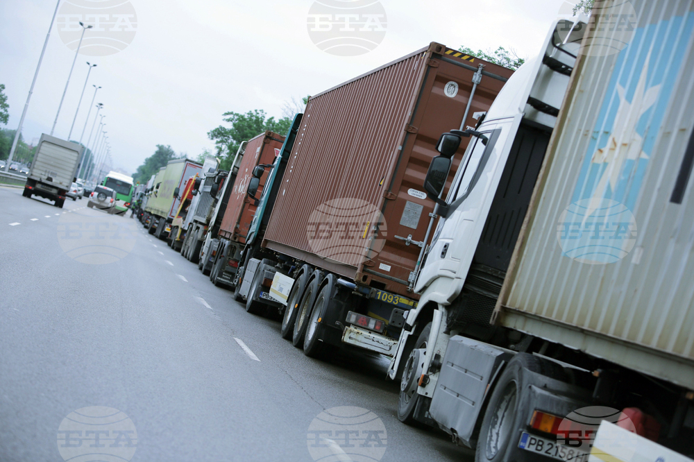 Шофьори на камиони от Западните Балкани блокират граничното преминаване на товарни превозни средства заради правила за влизане в ЕС