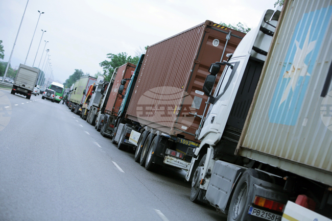 Шофьори на камиони от Западните Балкани блокират граничното преминаване на товарни превозни средства заради правила за влизане в ЕС