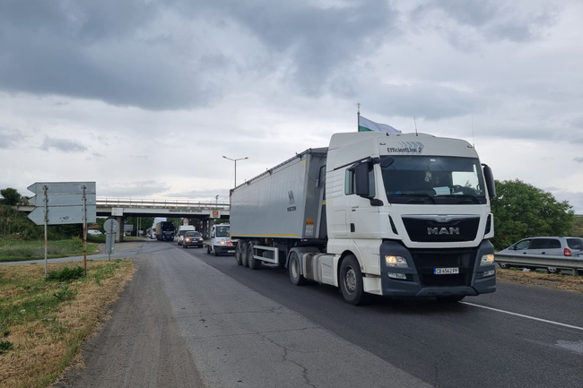 Полицията спря за кратко движението по пътя Стара Загора - Димитровград заради протеста на превозвачи