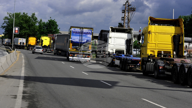 Протест на превозвачи ще блокира утре преминаването на товарни превозни средства по границите на Северна Македония, включително с България