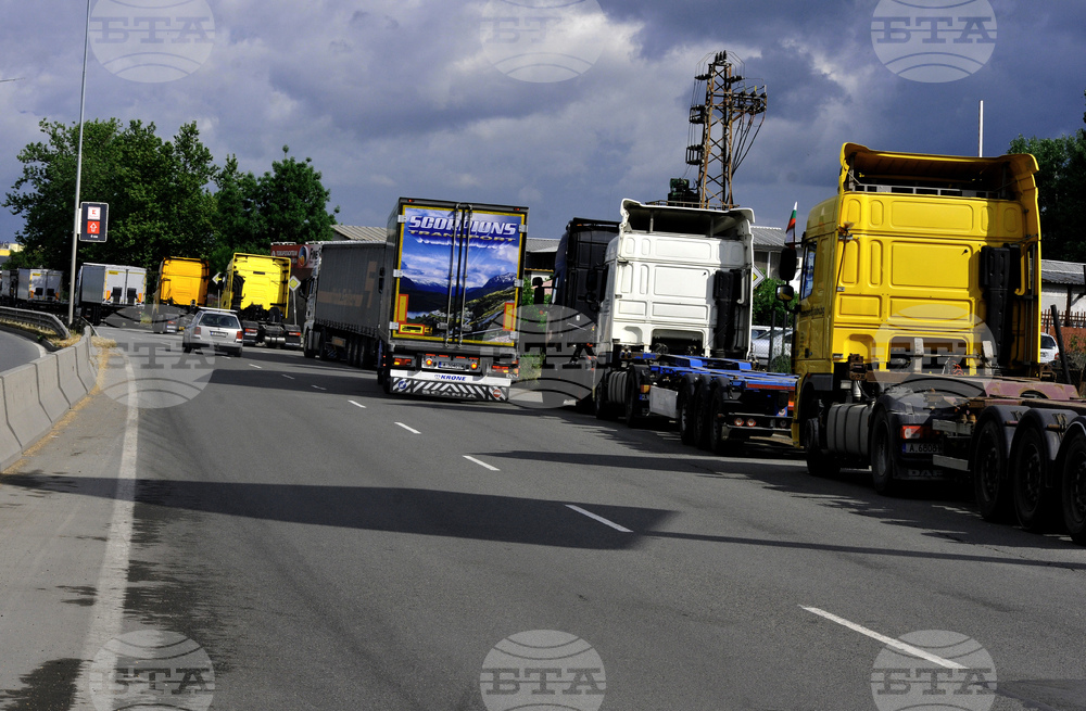 Протест на превозвачи ще блокира утре преминаването на товарни превозни средства по границите на Северна Македония, включително с България