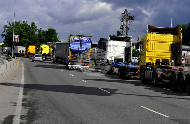 Протест на превозвачи ще блокира утре преминаването на товарни превозни средства по границите на Северна Македония, включително с България