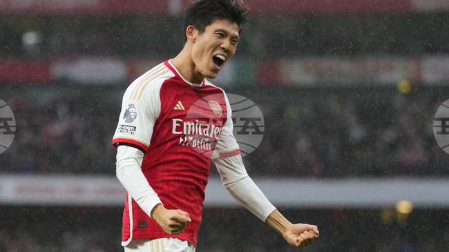 Аякс представи бивш защитник на Арсенал