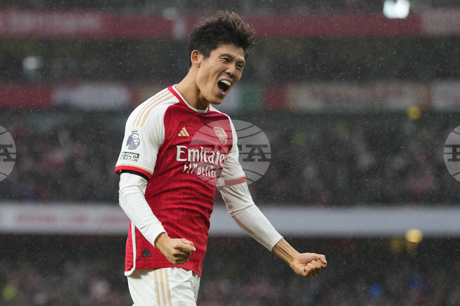 Аякс представи бивш защитник на Арсенал