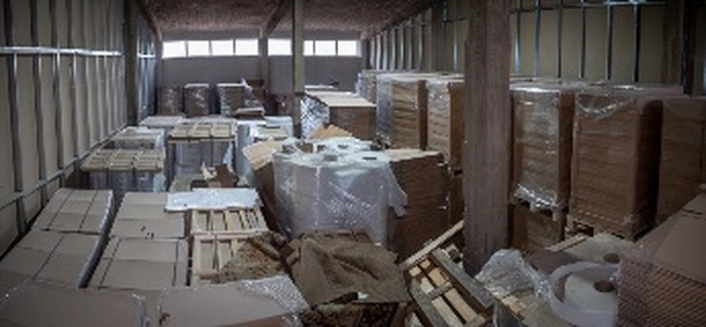 Мащабен логистичен център за съхранение на консумативи и материали за производство на нелегални цигари е разкрит в Ботевград