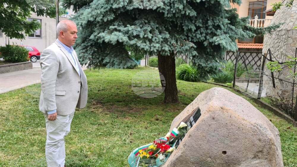 Пещера почете паметта на "спасителя на града" през 1876 година