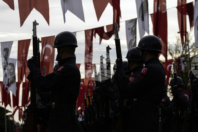 Турските власти са задържали 163 военнослужещи при операция срещу ФЕТО