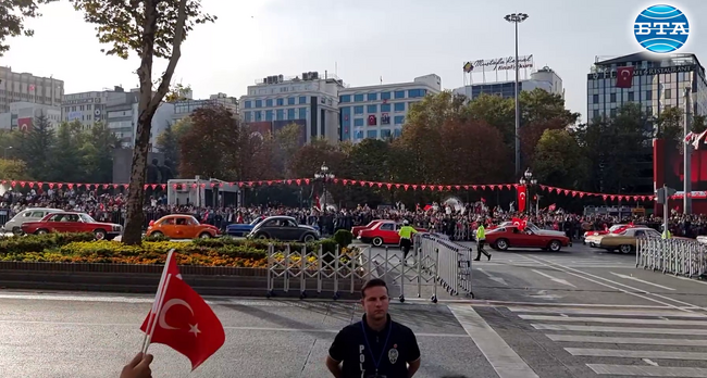 Парад на ретро автомобили по повод 100-годишнината от основаването на Турция се проведе в Анкара