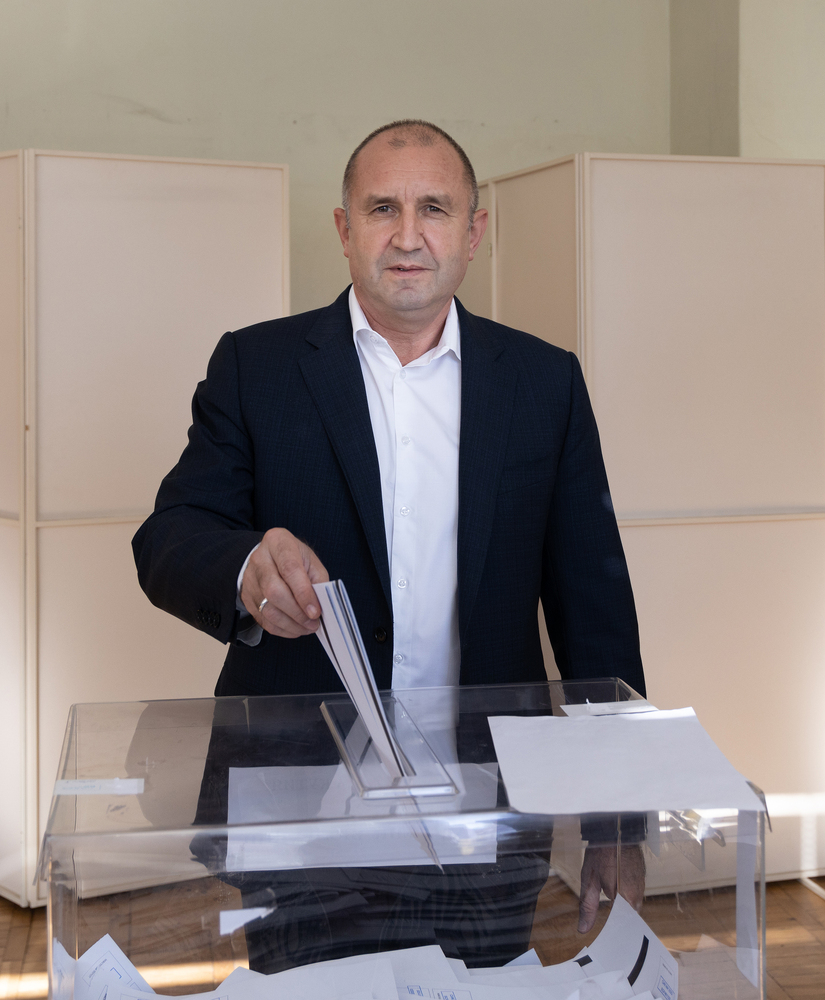 Румен Радев: Най-важното днес е да се гласува масово, да се осигури спокойствие в изборния ден и да има увереност, че всеки българин ще получи коректно зачитане на своя глас