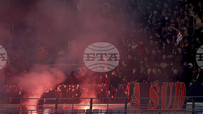 Вратар в Германия пострада, след като бе уцелен с фойерверк по време на футболен мач